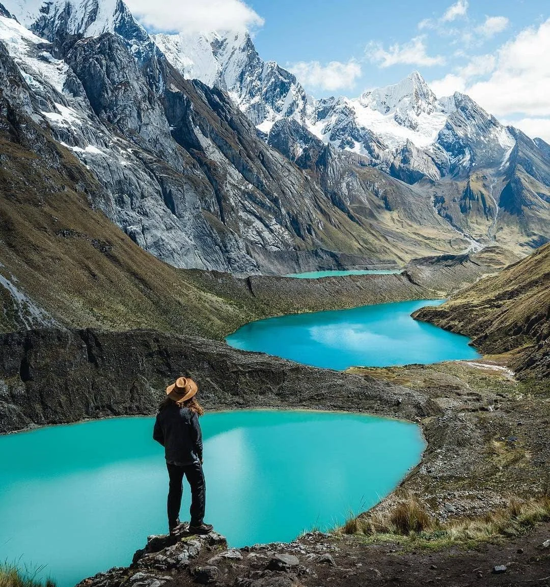 Viajero contemplando un paisaje de montañas andinas durante un recorrido por Perú